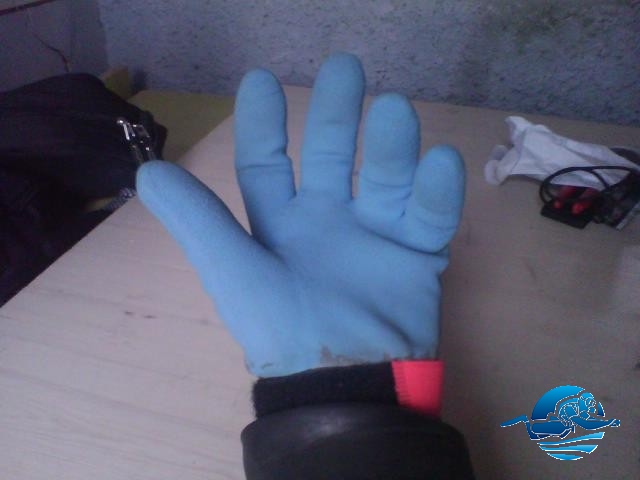 Handschuh angezogen mit Klettband