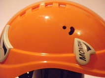 Helm mit Bohrung und Nut